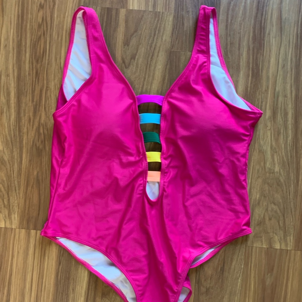 👙NWT Plunging neck one piece 👙
